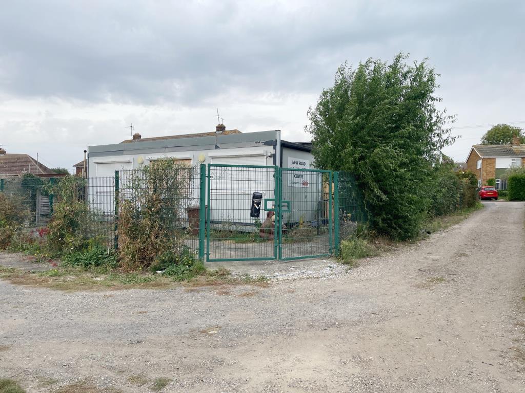 Lot: 128 - FORMER COMMUNITY CENTRE WITH POTENTIAL - Rear view and gates to rear yard area